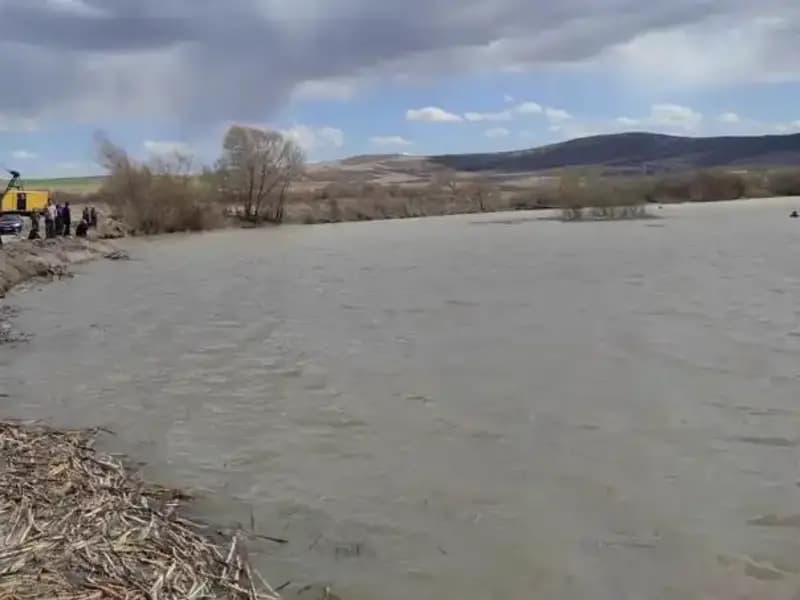 17 Yaşındaki Mehmet Kızılırmak Nehrinde Kayboldu, Ailesi Umutla Bekliyor!