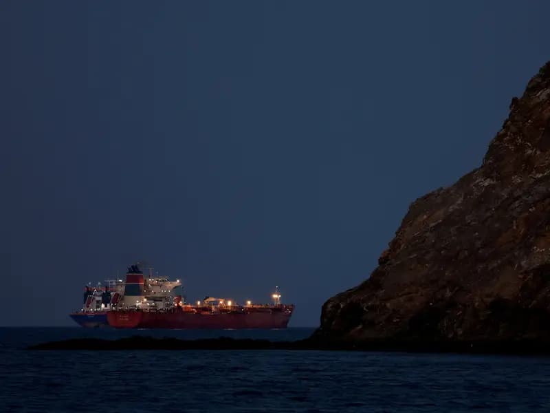 Hürmüz Boğazı'nda Gemi Trafiği Hala Başlamadı, Endişeler Devam Ediyor