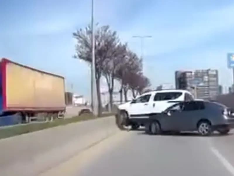 Ankara'da Makas Atan Araç, Hafif Ticari Araca Çarptı