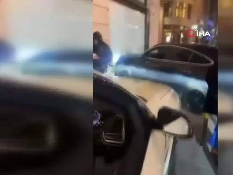 Londra'da Otomobil Yayalara Daldı: Sosyal Medya Fenomeni Yaralı