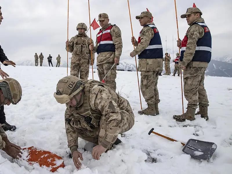Komandolar Çığ Eğitimi İçin Hazırlıklı<br>