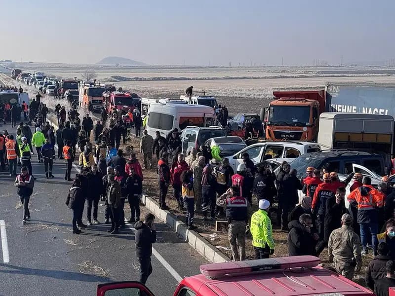 Van'da sis ve buzlanma nedeniyle 30 araç kaza yaptı
