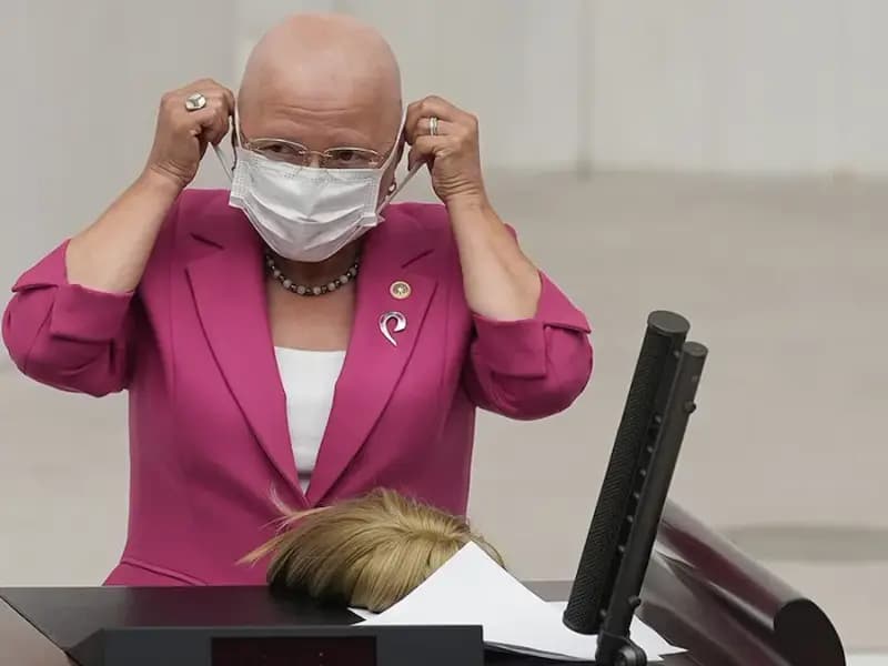 CHP’li Nurten Yontar Peruğunu Çıkardı: Meclis’ten Büyük Alkış