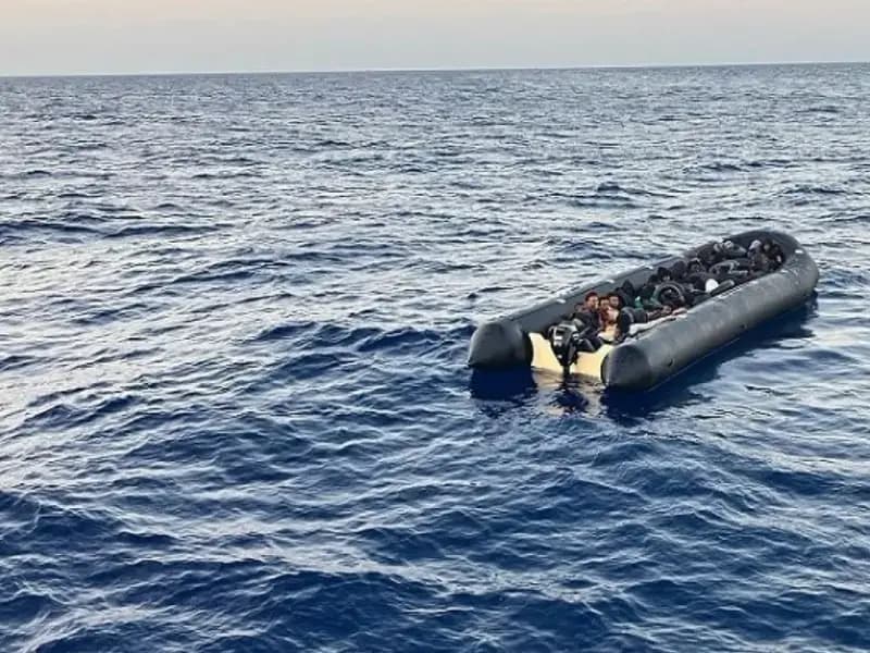 İzmir Açıklarında 30 Düzensiz Göçmen Kurtarıldı!