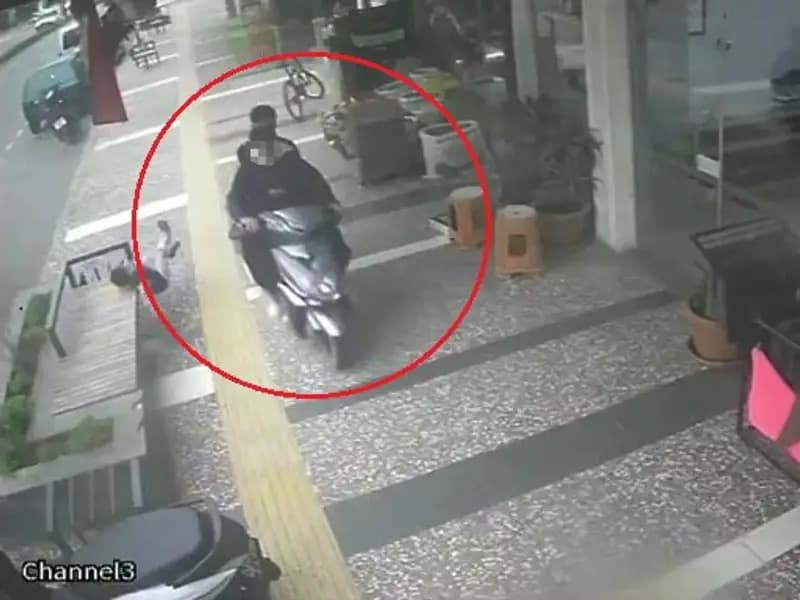 Antalya'da 5 Yaşındaki Çocuk Motorlu Bisikletle Yaralandı