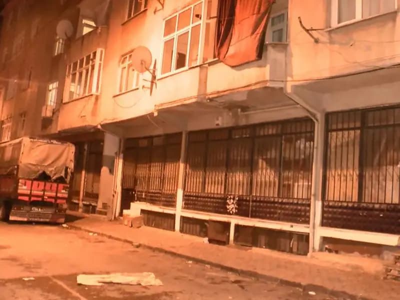 Esenler'de riskli binada korkutan çatı çökmesi!