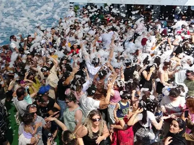 Van'a akın eden İranlılar Van Gölü'nde keyif yaptı