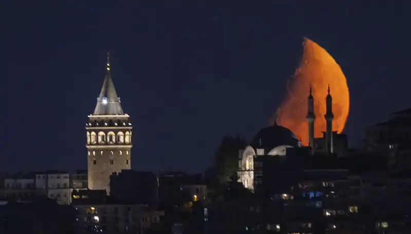İstanbul'da Yarım Ayın Büyüleyici Işıltısı Geceyi Sarmaladı