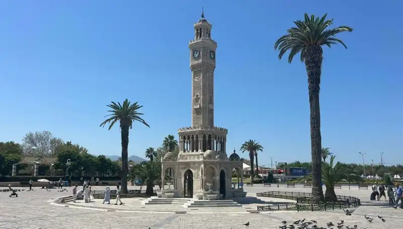 İzmir Sıcaklarından Bunalan Sokaklar: 42 Dereceyi Aşan Sıcaklıklar Meydanları Boşalttı