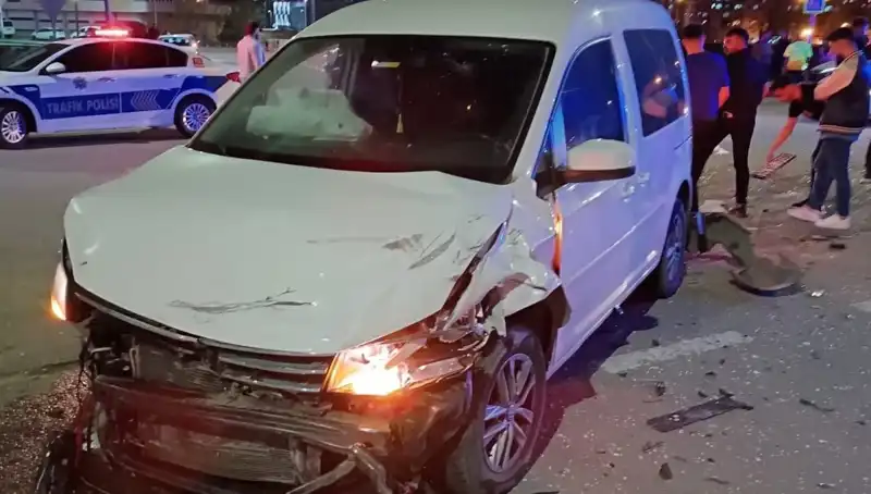Batman'da Trafik Kazası: Otomobil ve Hafif Ticari Araç Çarpıştı, 7 Yaralı