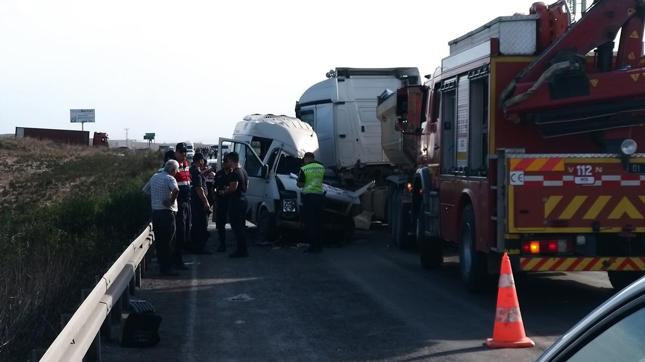 Adana'da Trafik Kazası: Tır ile Servis Minibüsü Çarpıştı, 4 Kişi Hayatını Kaybetti