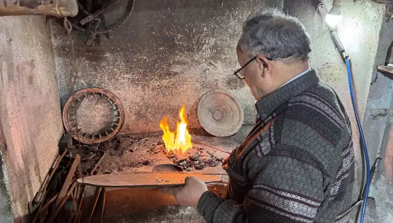 Baba Mesleğini 20 Metrekarelik Dükkanda Yaşatan Genç: Azim ve Gelenek
