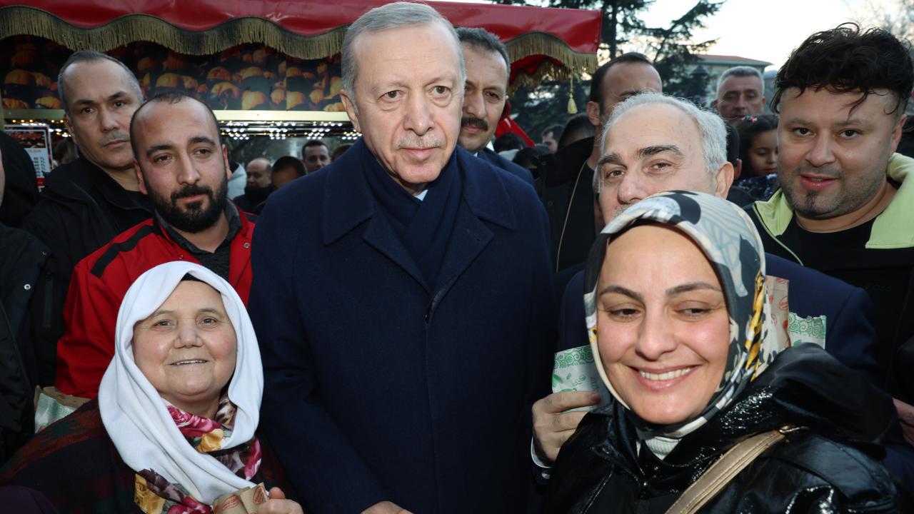 Cumhurbaşkanı Erdoğan Sultanahmet'te Kandil Kutlamalarına Katıldı