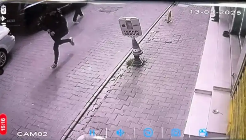 İstanbul'da Silahlı Saldırı: Bacağından Vurulan Genç, Hayatta Kalacak mı?