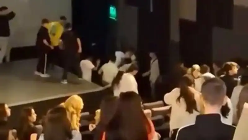 Rapçi Çakal'ın Hayranları Arasında Gerginlik: Kavgalar Durdurulamıyor!