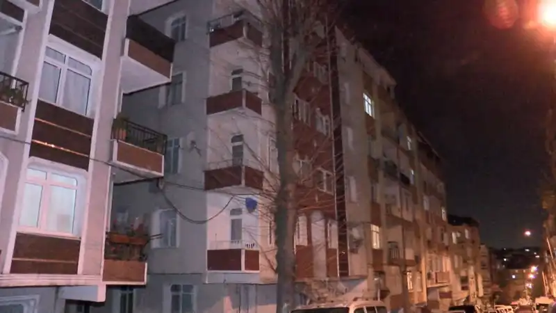 Altı Katlı Binada Panik Anları: Kolonlardan Gelen Sesler Apartmanı Boşalttı