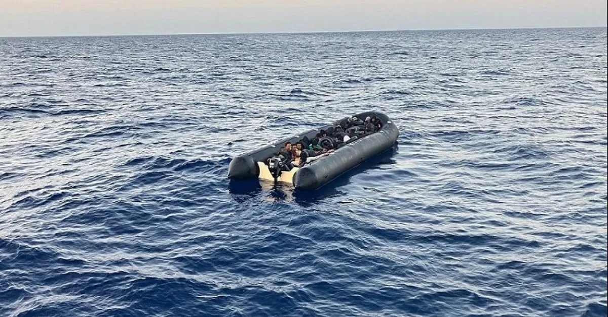 İzmir Açıklarında 30 Düzensiz Göçmen Kurtarıldı!