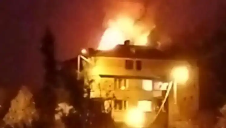 Saman Dolu Çatı Alev Alev Yandı: Mahalleli Büyük Bir Panik Yaşadı