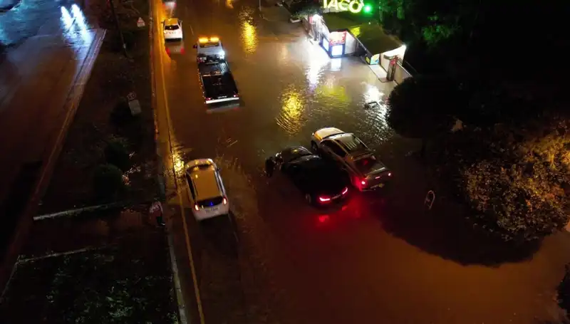 Adana’da Sağanak Yağış Hayatı Olumsuz Etkiledi: Cadde ve Sokaklar Sular Altında Kaldı
