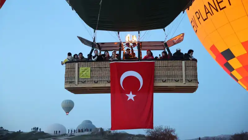 Kapadokya'da 23 Nisan Coşkusu: Bayraklarla Dolu Balonlar Gökyüzünde
