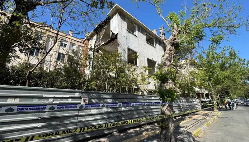 Bakırköy'deki Metruk Bina Depremle Kısmen Çöktü: Olayın Ayrıntıları