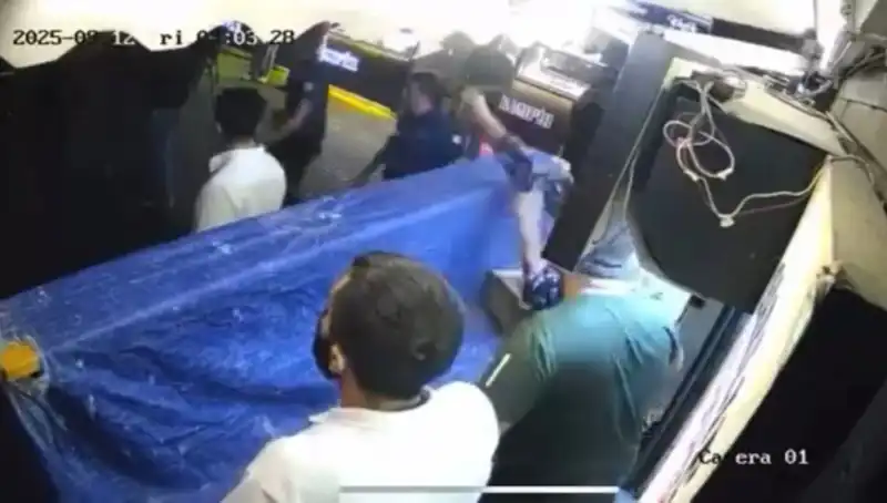 Ortaköy'de Gece Karanlığı: Gençler Tekme Tokat Kavga Etti!