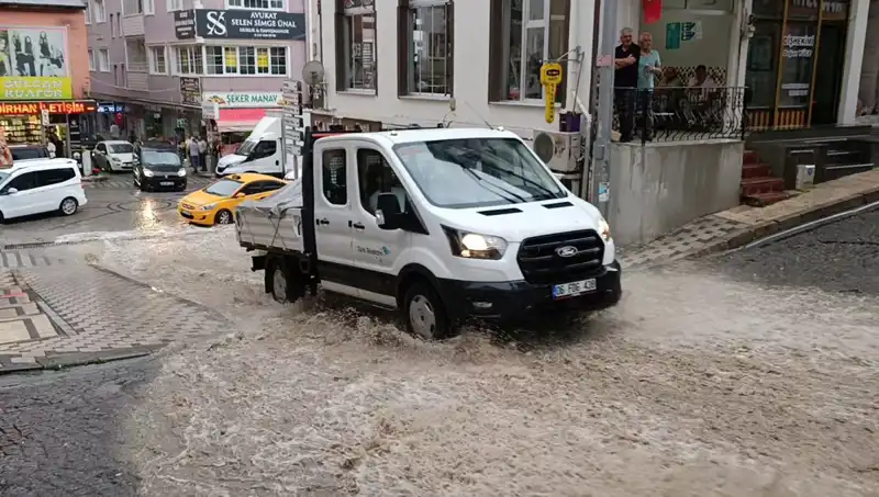 10 Dakikada Gelen Sağanak Yağmur, Şehirde Su Baskınlarına Yol Açtı
