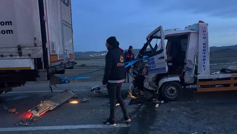 Kazaya Yardım İçin Duran Sürücüye İkinci Kaza: 4 Yaralı