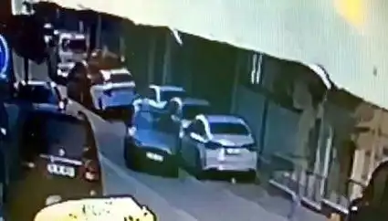 Esenyurt'ta Kaçış: Park Halindeki Araçlara Çarparak Kaçmaya Çalışan Sürücü