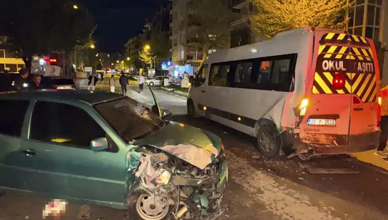 Otomobil Servis Minibüsüne Çarptı: Kaza Sonrası 6 Yaralı!