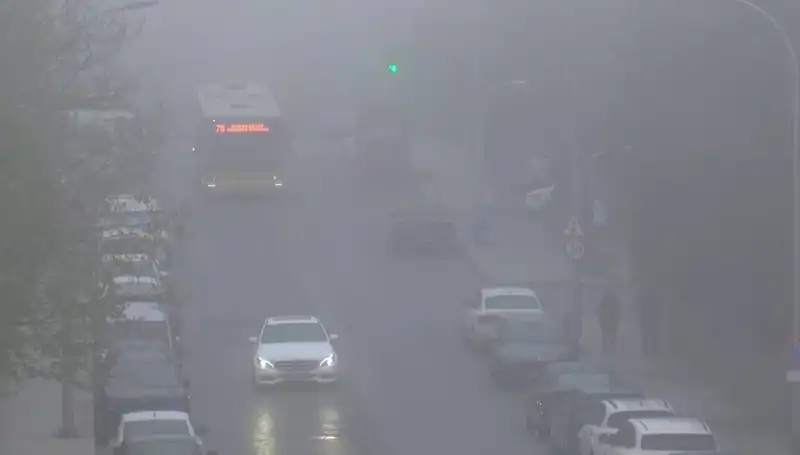 İstanbul'da Sis Tüm Şehri Kapsadı: Görüş Mesafesi Düşüyor