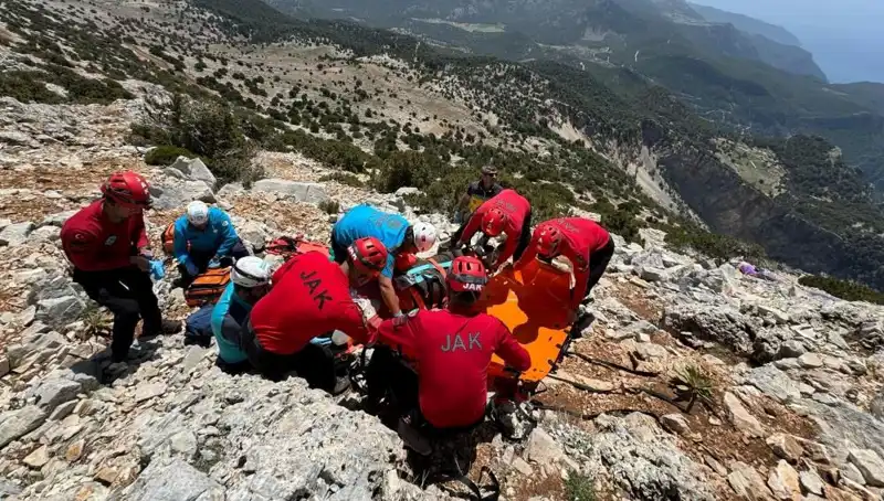 Fethiye’de Paraşüt Kazası: Kayalıklara Düşen İki Kişi Hayatını Kaybetti