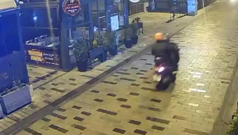 Gece Kulübüne Haraç Saldırısı: Silahlı Çatışma ve Hızla Kaçan Saldırganlar