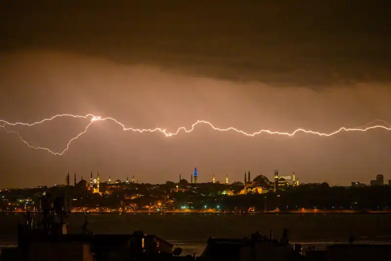 İstanbul'da Sıcaklık Alarmı: 22 Derece Birden Düşecek, Kar Bekleniyor!