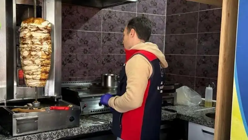 Tavuk Döner Alarmı: Ülke Genelinde İşletmelere Baskınlar Şaşkınlık Yaratıyor