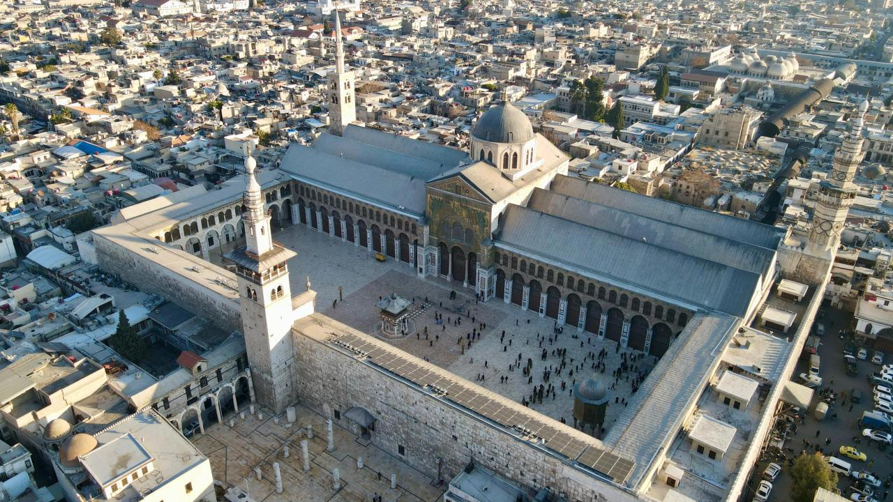 Suriyeliler özgürlüklerini ilk cuma namazıyla kutladı