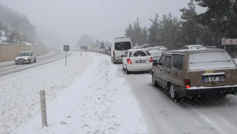 Denizli-Antalya Karayolu'nda Kar Bastırdı: Trafik Durma Noktasında