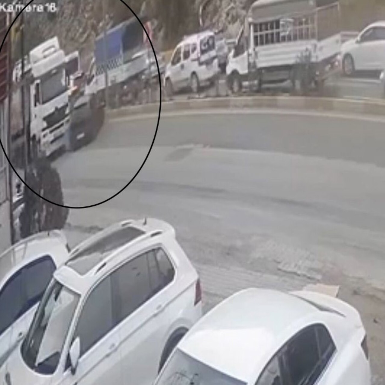 TIR Otomobili Sürükledi: Dehşet Anları Kameralara Yansıdı