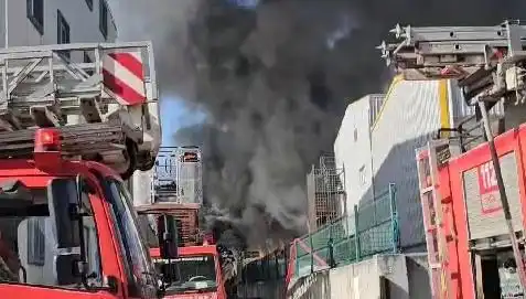 Tuzla'daki Fabrika Yangını: Yangın Kontrol Altına Alındı ve Detaylar Açıklanıyor