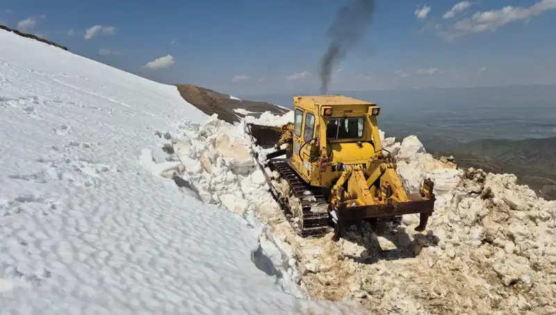 Nisan Ayında Yaşanan 2 Metrelik Kar Sezonu ve Yol Açma Çalışmaları