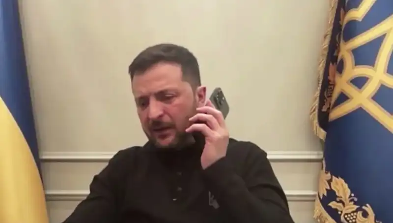 Zelenski'nin Basın Toplantısında Macron'un Beklenmedik Telefonu Dikkat Çekti