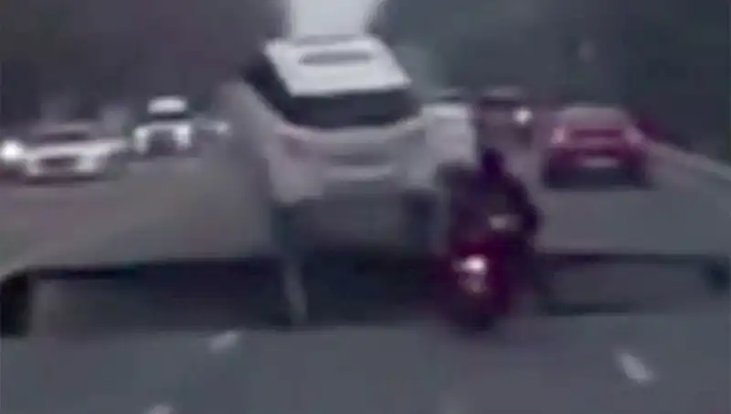 Güney Kore Otoyolunda Dev Çukur: Motosiklet Otomatik Olarak Yutuldu