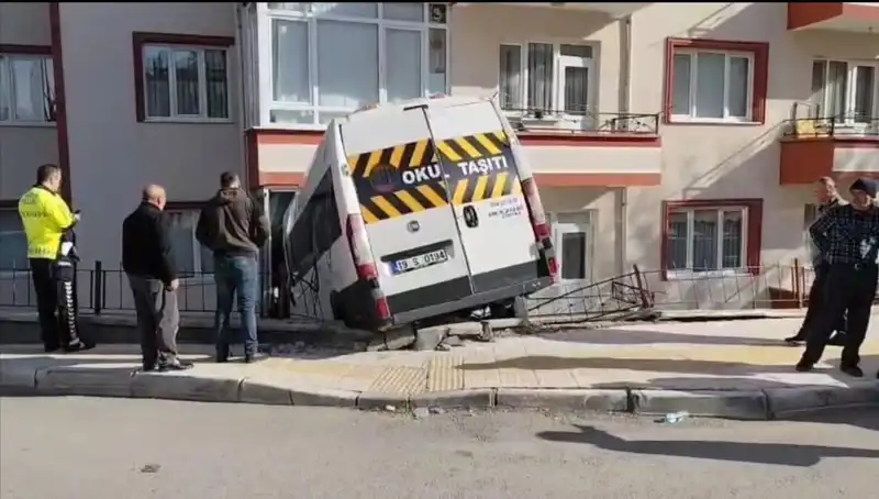 Okul Servisi Balkona Girdi! İki Öğrenci Yaralı
