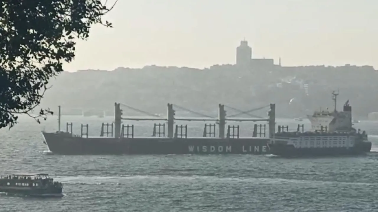 İstanbul Boğazı'nda Büyük Gemi Kazası: Trafik Geçici Olarak Durduruldu