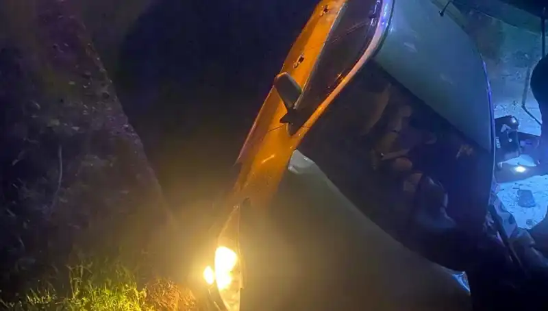 Adana'da Feci Kaza: Otomobil Şarampole Devrildi ve İki Yaralı