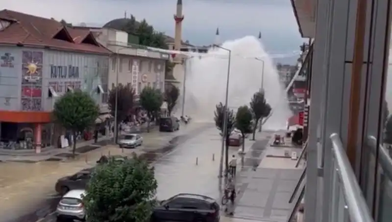 İçme Suyu Hattında Patlama: Fışkıran Su Caddeyi Suyla Doldurdu