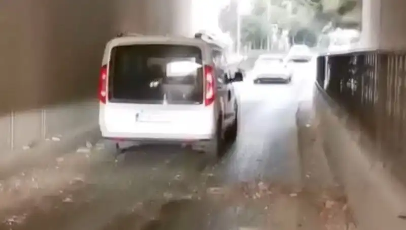 Trafikte Dehşet Anları: Beton Parçaları Araçların Üzerine Düştü