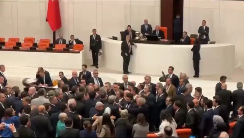 Mecliste Gergin Anlar: Emekli İkramiyesi Üzerinden Sözlü Tartışma