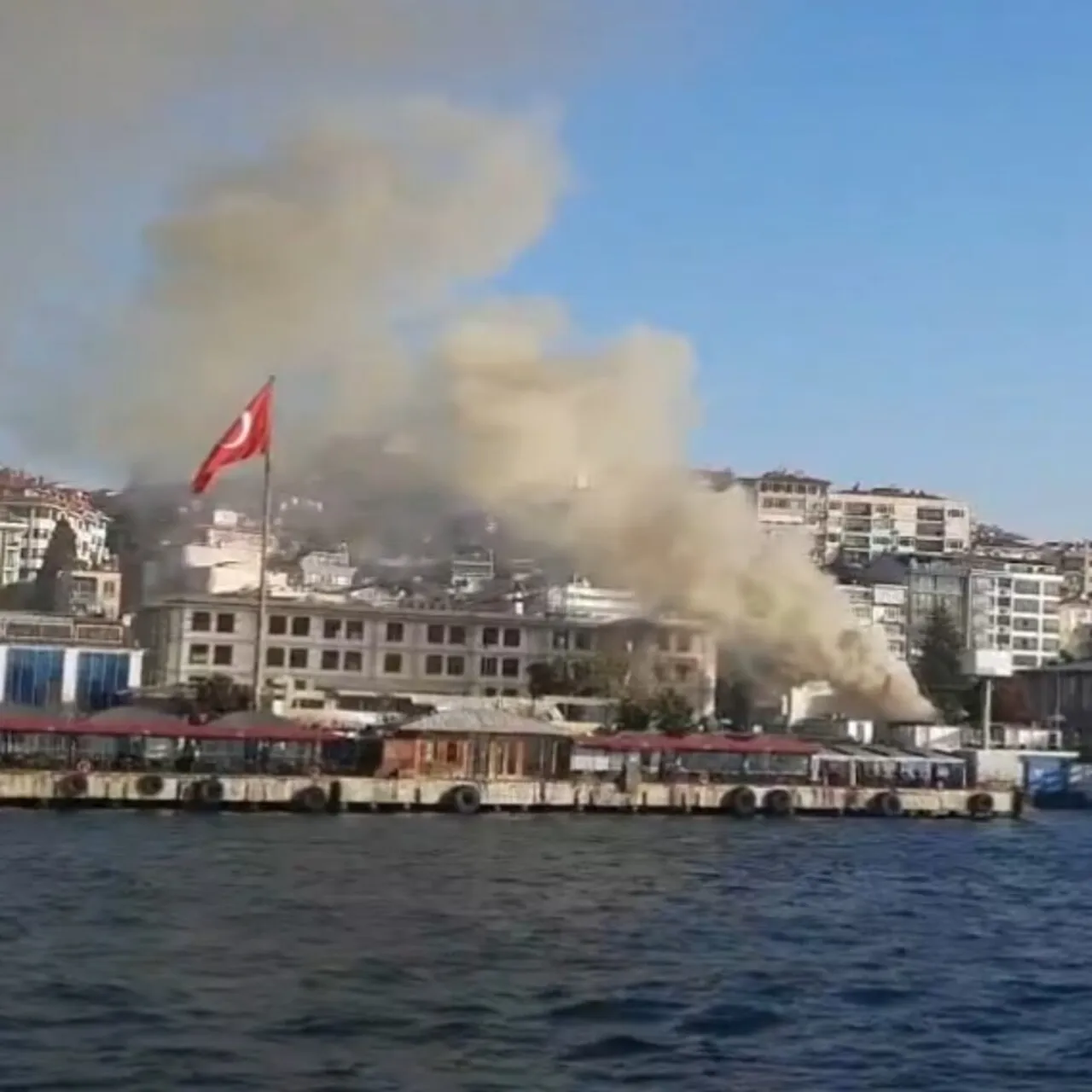 Üniversite İnşaatında Yangın: İtfaiye Ekipleri Müdahale Ediyor