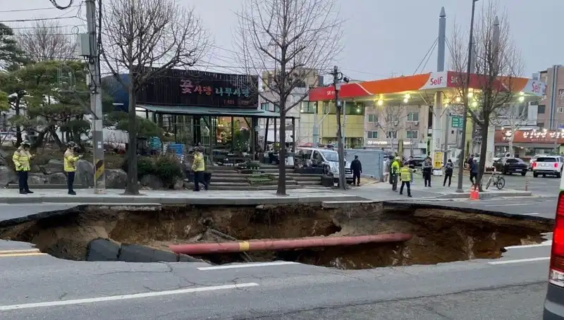 Güney Kore’de Motosikletin Yuttuğu Dev Çukur: 1 Kayıp, 1 Yaralı